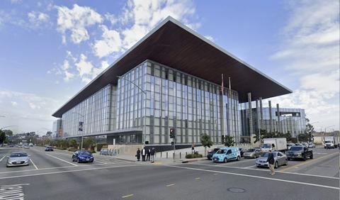 美国警员偷拍69名同事洗澡获刑6年 因穿鞋被发现
