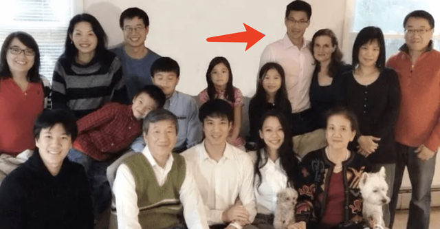 王力宏罕见晒大哥，王力德穿白大褂做科研，研究血癌学历全家最高