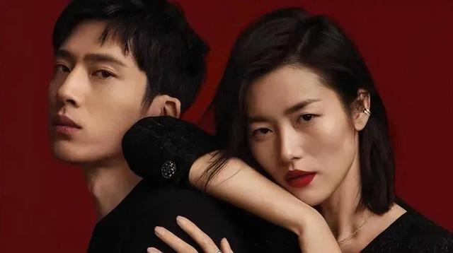 陈伟霆何穗同游日本,搂腰动作和井柏然刘雯神相似,扒超模们现状