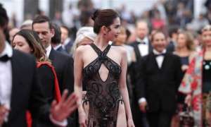 裸露美女(辣眼睛越南模特在戛纳走红毯“近乎全裸”，回国将面临重罚)