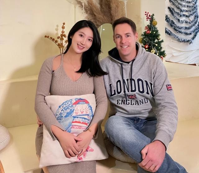 湖北90后空姐爱上大7岁英国大高个，未婚先孕，父母反对也要嫁！