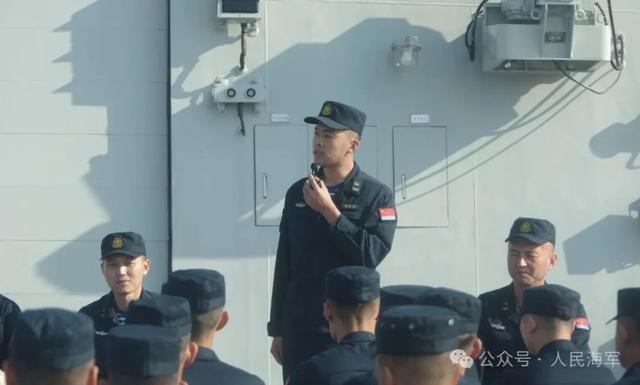 残奥会冠军登上海军舰艇，甲板秒变“追星现场”