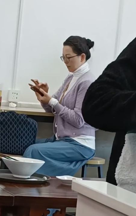 52岁仇晓在小店吃粉，皮肤白皙装扮像大妈，嫁豪门后生活朴实低调