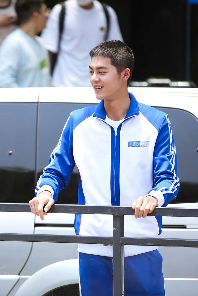 彭昱畅董力张逸杰谢彬彬蓝白校服现身 阳光少年活力十足