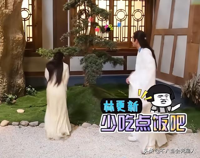 怪不得电视剧只拍上半身！踩“高跷”、垫箱子，看了花絮太尴尬