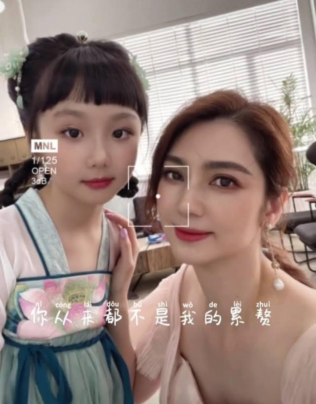 50岁洪欣罕晒与俩孩子合照,满脸微笑好幸福,全家福独缺老公张丹峰