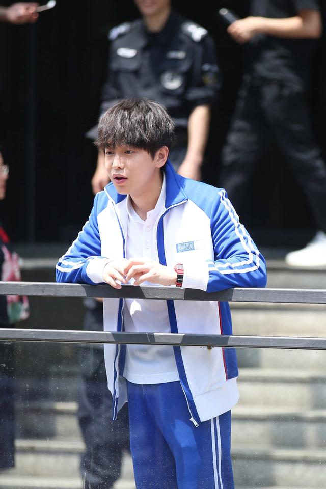 彭昱畅董力张逸杰谢彬彬蓝白校服现身 阳光少年活力十足