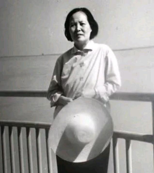 傅作义女儿傅冬菊，49年解放北平有功，建国后担任什么级别干部？