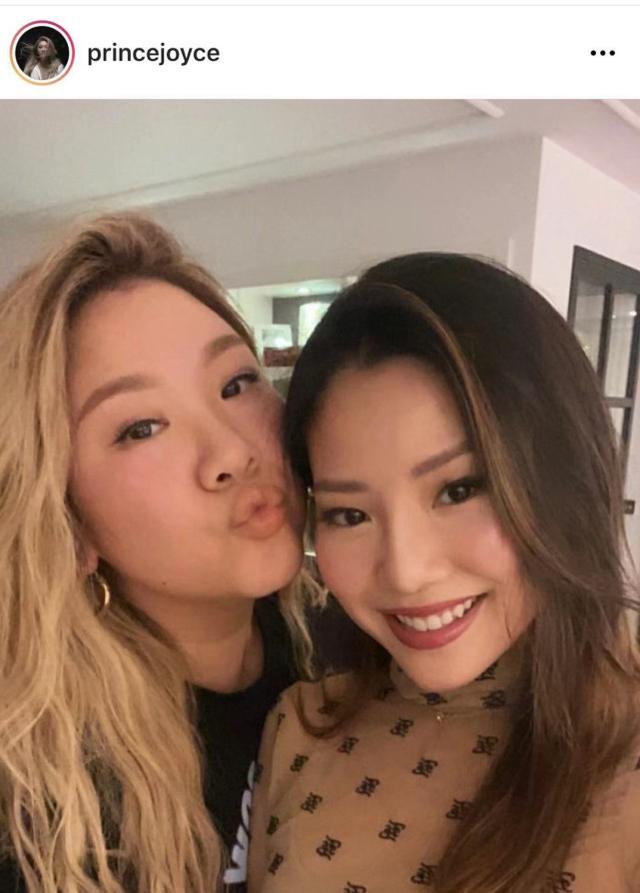 港媒指郑欣宜向男歌手许廷铿求婚，现场画面曝光，男方笑得站不稳