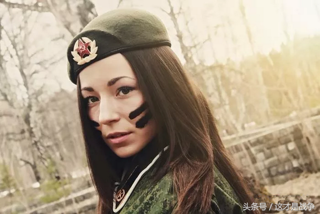 肤白貌美大长腿，战斗民族出美女，揭开俄罗斯女兵神秘的面纱
