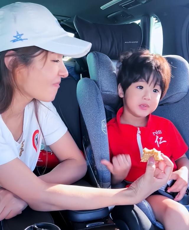 姜潮开车带妻儿外出！麦迪娜素颜状态真实，3岁儿子精致似洋娃娃