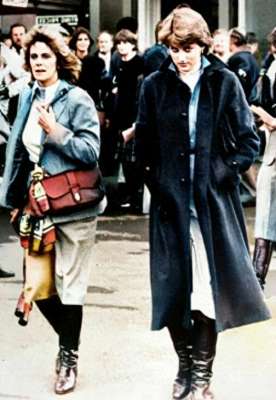 查尔斯和卡米拉(年轻时的卡米拉漂亮迷人，有颜值有身材，查尔斯盯着她看目不转睛)