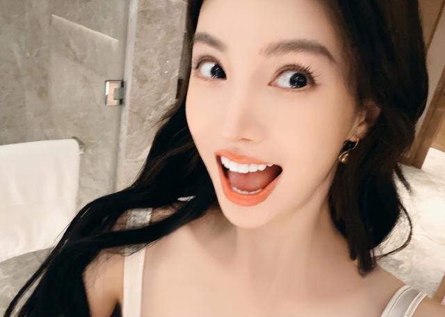 胡夏金晨恋情再添实锤,挽手遛狗同回女方家,为长辈带礼物被认可