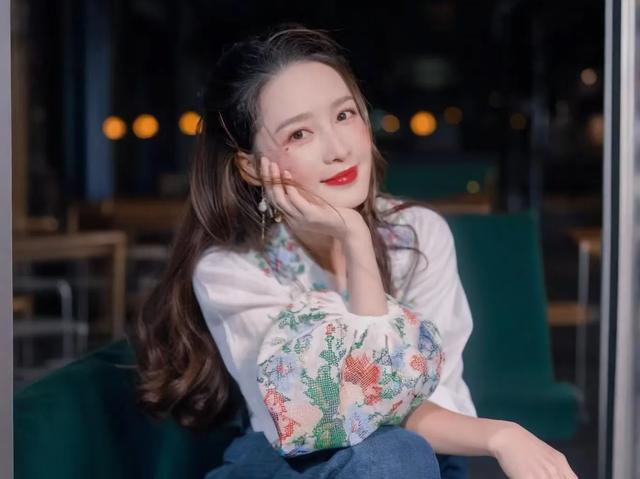 惊爆！李沁竟与前男友险结连理，背后隐情大揭秘