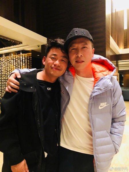 甄子丹微博晒出朋友聚会照片 与王宝强亲昵搂抱