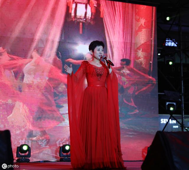 57岁董文华一袭红裙亮相湖北商演，与同龄男粉丝合唱精神抖擞