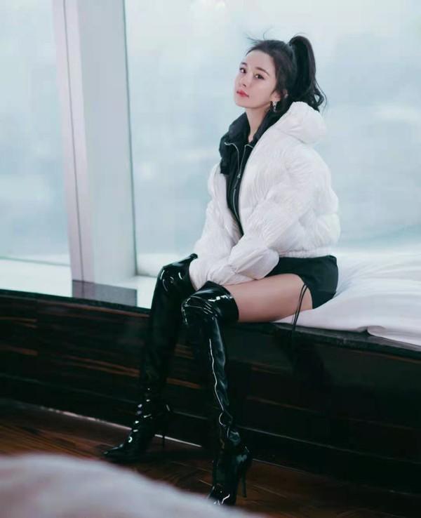 最近火了一种新穿法叫：“上半身少女，下半身欲女”，杨幂都上头