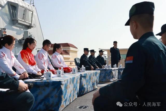 残奥会冠军登上海军舰艇，甲板秒变“追星现场”