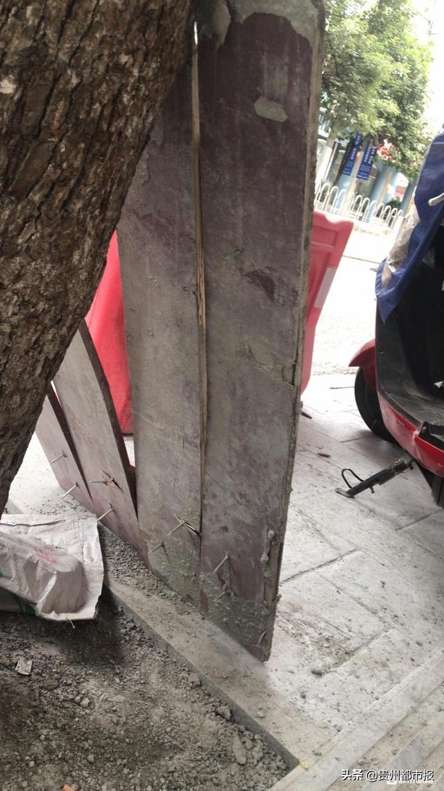 “啊~啊！我的JIO！”裸露钉子板摆人行道上一堆路人中招