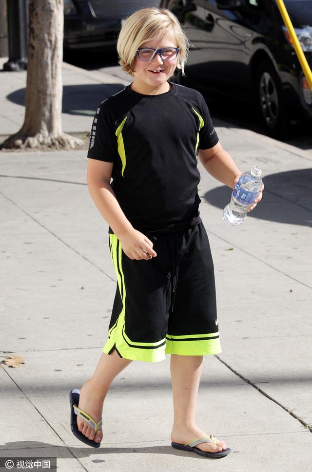 不愧是辣妈!史蒂芬妮透视红唇帅气出街 胖儿子走身侧肉感显憨态