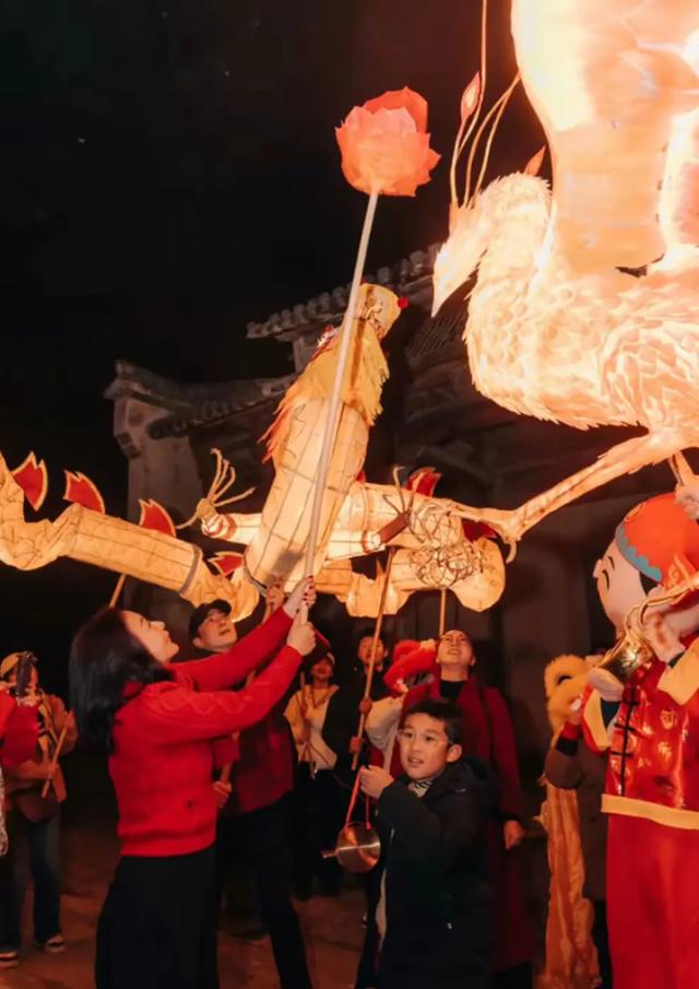 保剑锋一家安徽农村过大年，初二游灯乐融融，妻子何珈好显年轻