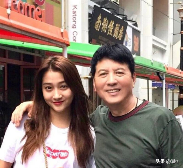骗了我们23年!原来他就是关晓彤的父亲,怪不得她在京圈如鱼得水