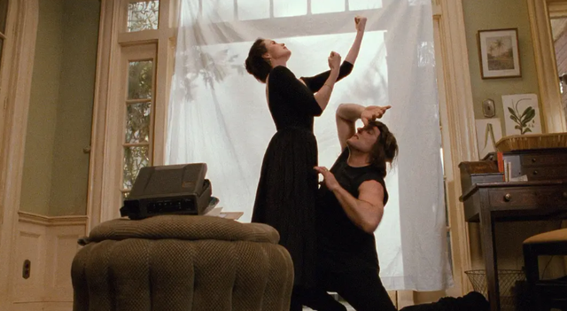 法国情侣假结婚只为美国绿卡，黑色幽默的《绿卡》，引人深思