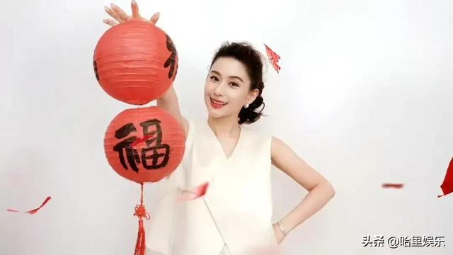 何超莲疑似怀孕,新年照曝光引网友投胎热潮,富豪家庭再添喜讯?