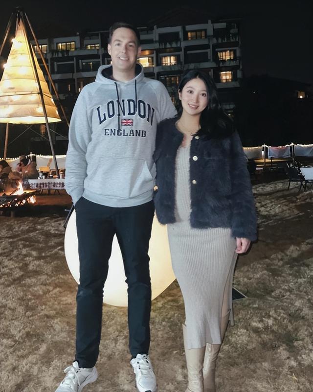 湖北90后空姐爱上大7岁英国大高个，未婚先孕，父母反对也要嫁！