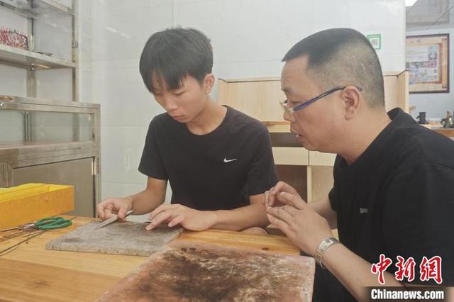 传承与创新：闽南祖传柳丝工艺匠人的坚守