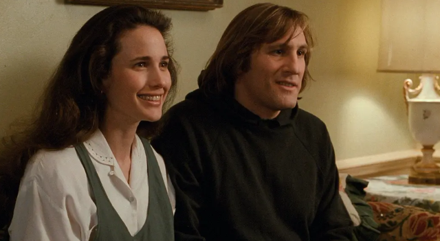 法国情侣假结婚只为美国绿卡，黑色幽默的《绿卡》，引人深思