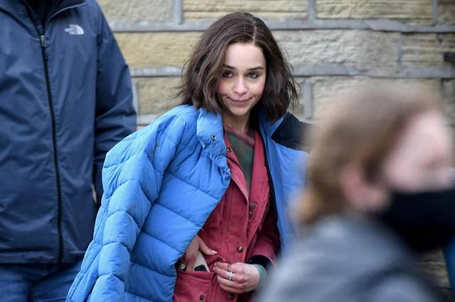 36岁龙妈瘦了好多！笑起来满脸表情纹，网友：龙妈一笑世界毁掉