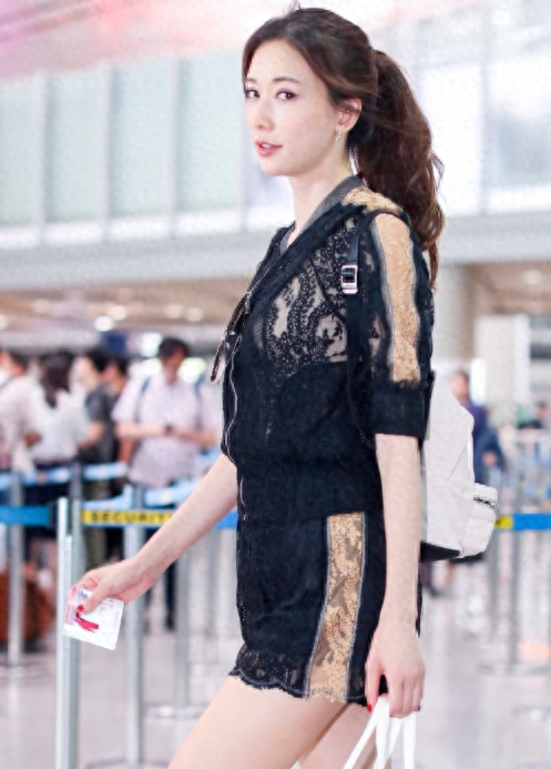 “林志玲”一把年纪还这么大胆，穿透视衣走机场，真不怕老公吃醋