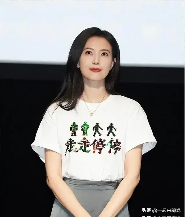 高圆圆眼波流转，顾盼生辉，一代佳人