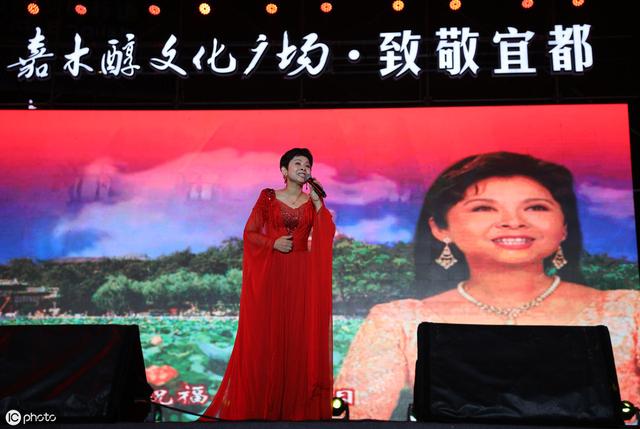 57岁董文华一袭红裙亮相湖北商演，与同龄男粉丝合唱精神抖擞