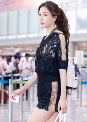 林志玲透视装(“林志玲”一把年纪还这么大胆，穿透视衣走机场，真不怕老公吃醋)