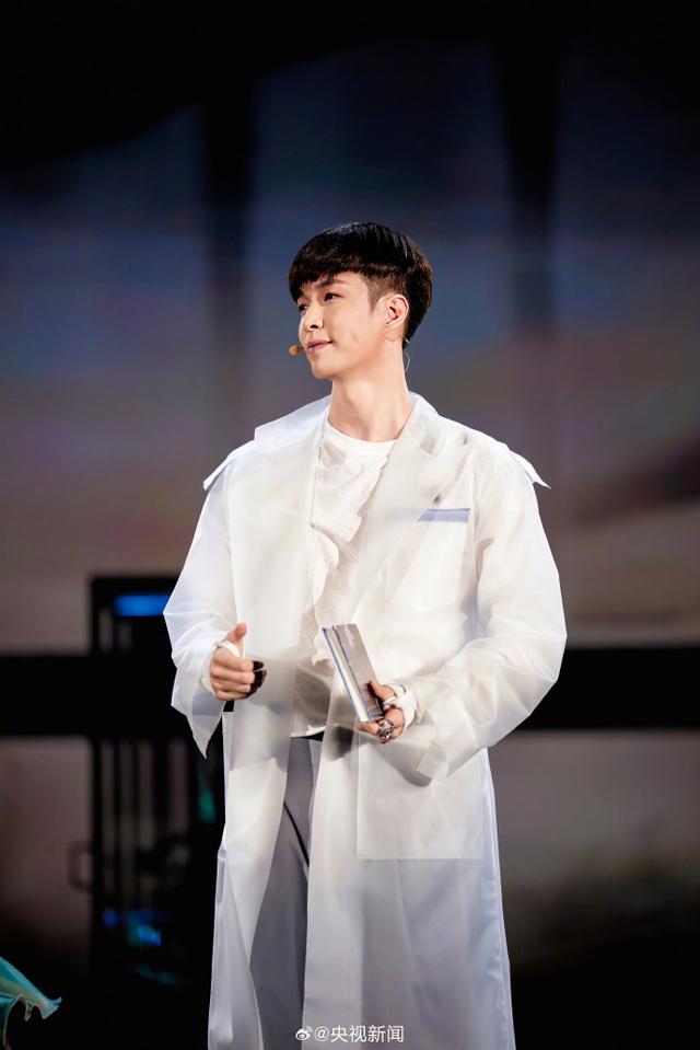 2024全球最帅100张面孔公布，他超越王一博肖战排第二，网友：我老公都比他帅