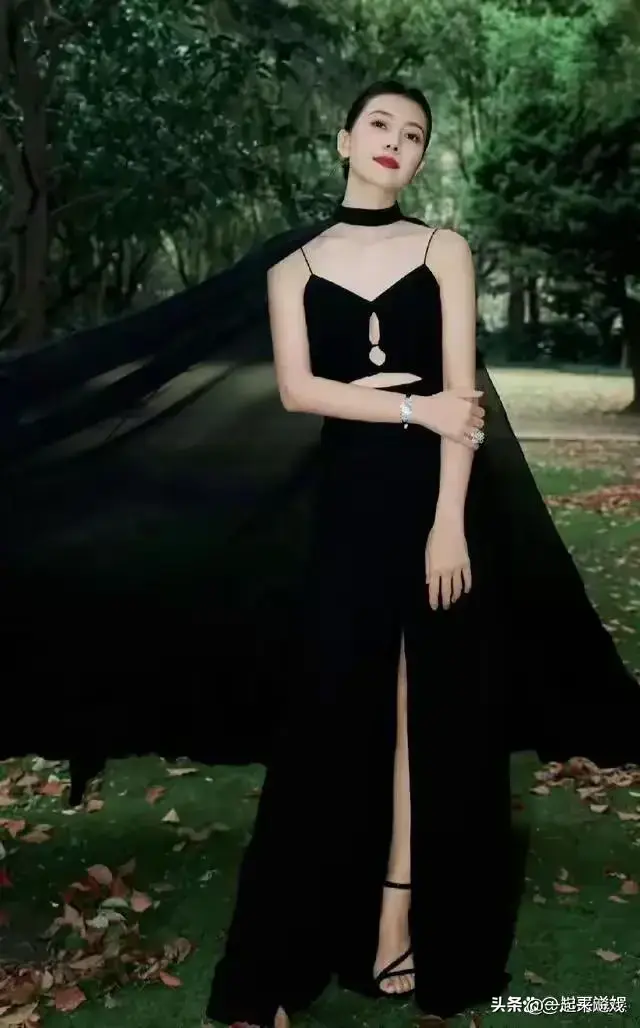 高圆圆眼波流转，顾盼生辉，一代佳人