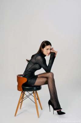 周秀娜(周秀娜：透视紧身衣搭配黑丝高跟)