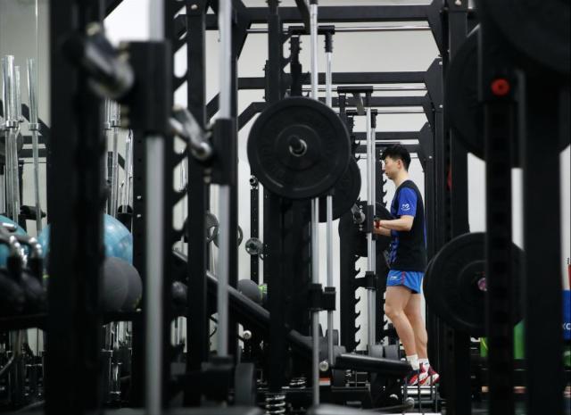 特写｜一道5厘米的膝盖疤痕，一位重返巅峰的战士马龙