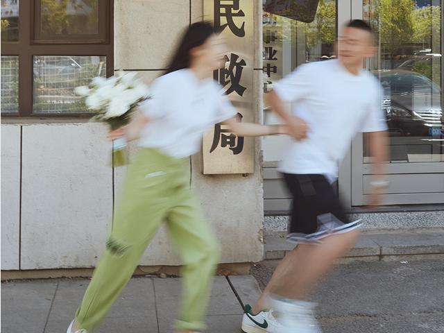 “黑魔仙”小月六一官宣,相差十岁姐弟恋,旁若无人当众接吻