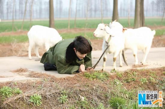 张艺兴《极挑4》曝光原名 放羊少年张加帅路边吃草