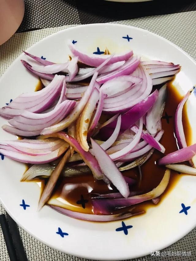 夏天的风 吹出思念的形状 樱桃 云 只有我知道，你是我的毒药。