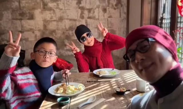 保剑锋一家安徽农村过大年，初二游灯乐融融，妻子何珈好显年轻