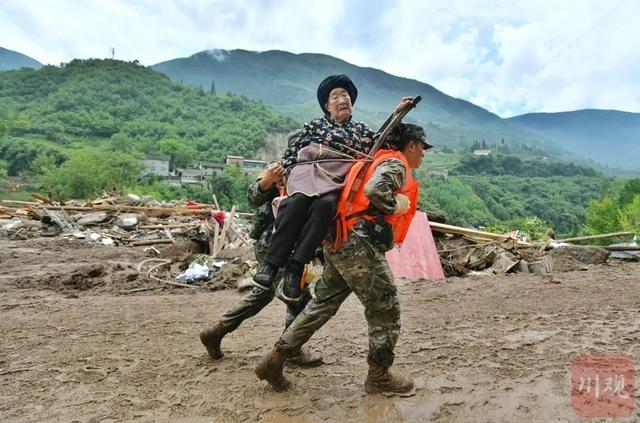雅安汉源新华村大转移，救援人员在烂泥坡上搭起“人形阶梯”，现场直击