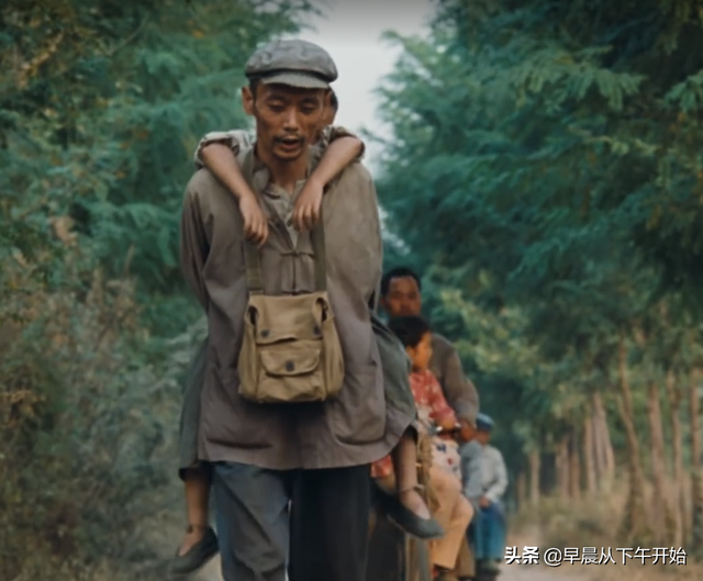 《活着》电影与原著对比,张艺谋导演为什么没有拍出所有的绝望?