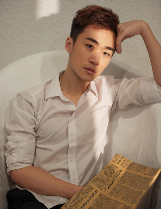 不求人张大仙罕见同台，跨界成为赛事主持人！不求人能否不落下风