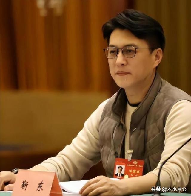 突发！47岁靳东官宣“新身份”，全网恭喜，吴越没有看走眼