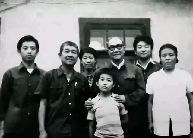 郭德纲和侯家关系好不是因为侯耀文,和侯宝林合影的男孩才是关键