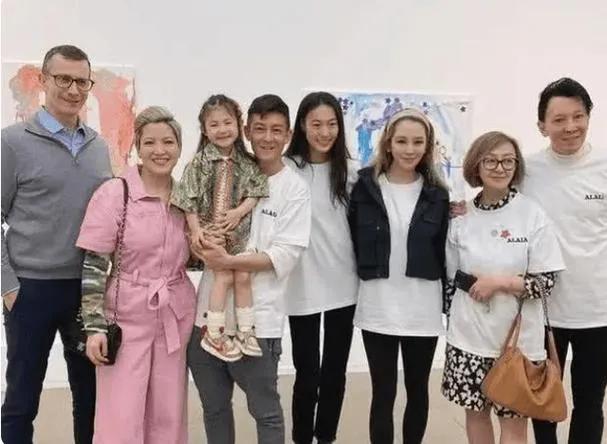 陈伟霆何穗同游日本,搂腰动作和井柏然刘雯神相似,扒超模们现状